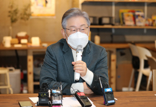 이재명 민주당 대선후보가 지난 13일 부산시 영도구 무명일기에서 열린 부산지역 스타트업·소셜벤처인과 간담회에서 인사말을 하고 있다. 연합뉴스